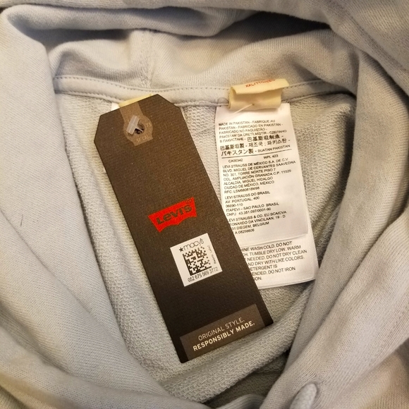 Levi's in women's sweater - Picture 2 of 7